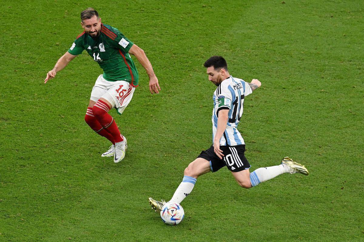 踢出去的足球运动路线是什么样的