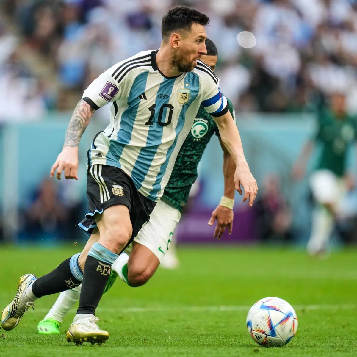 踢出去的足球运动路线是什么样的